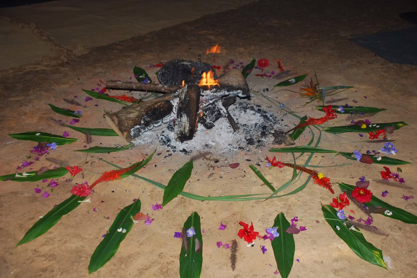 Fuego ceremonial en el territorio